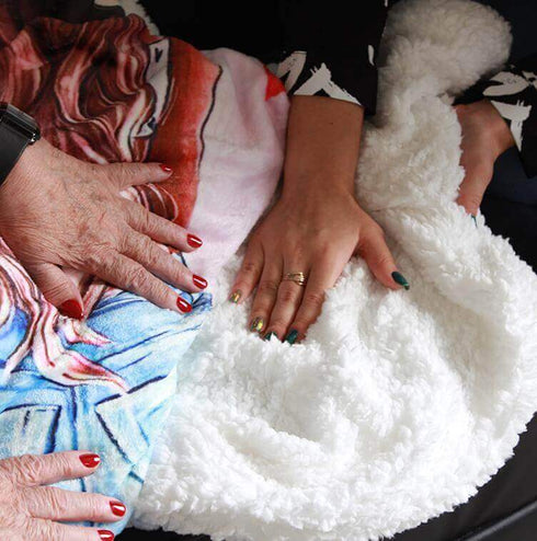 Divesart - Decke von Mutter zu Tochter - "Die Wärme der mütterlichen Liebkosung"