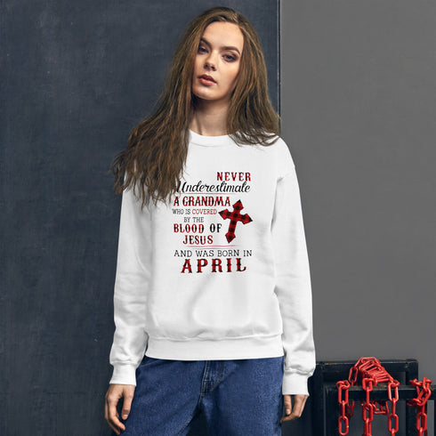 Divesart - Never underestimate a Grandma was born in April Sweatshirt