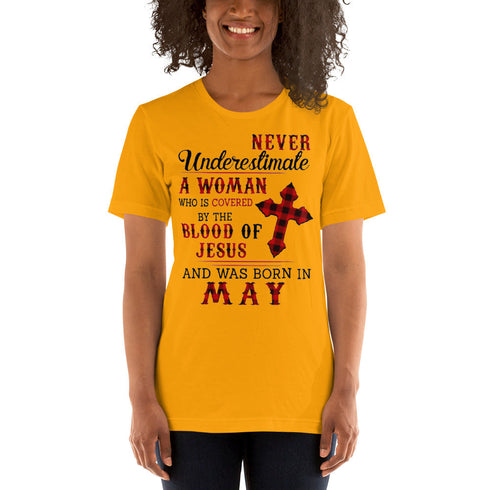 Divesart - Never underestimate a Grandma was born in May Unisex T-Shirt