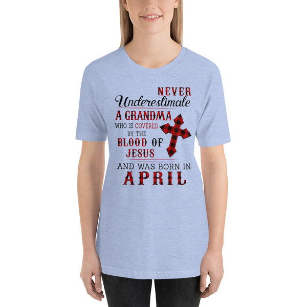 Divesart - Never underestimate a Grandma was born in April T-Shirt