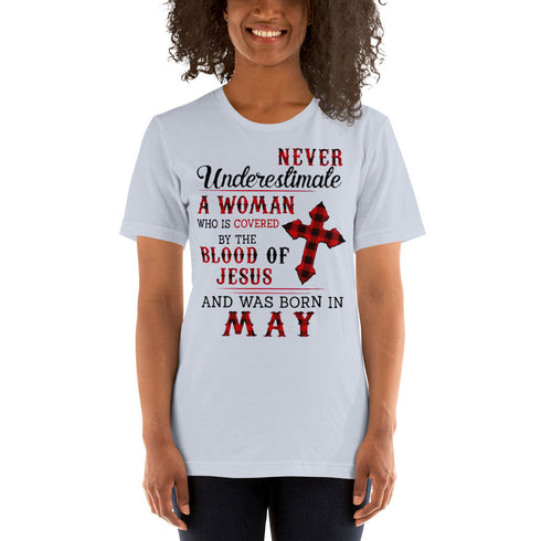 Divesart - Never underestimate a Grandma was born in May Unisex T-Shirt