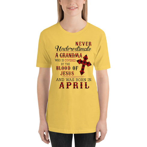Divesart - Never underestimate a Grandma was born in April T-Shirt